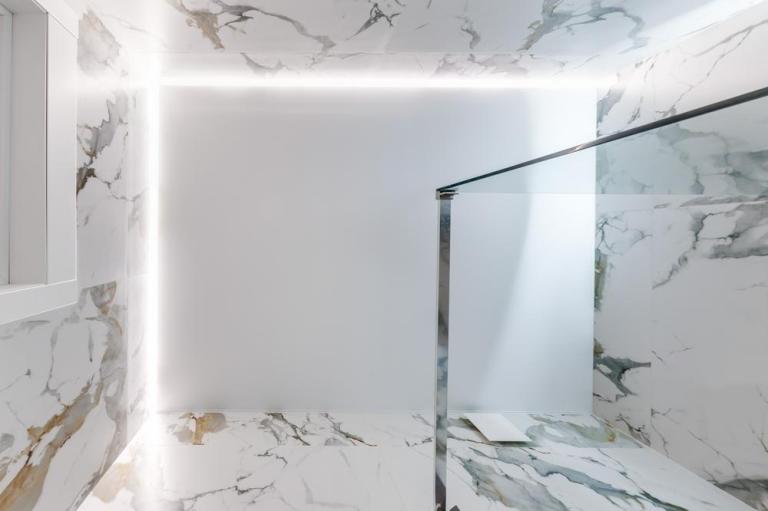 Plafond tendu ou plâtre, quel choix pour une chambre à Autun ?
