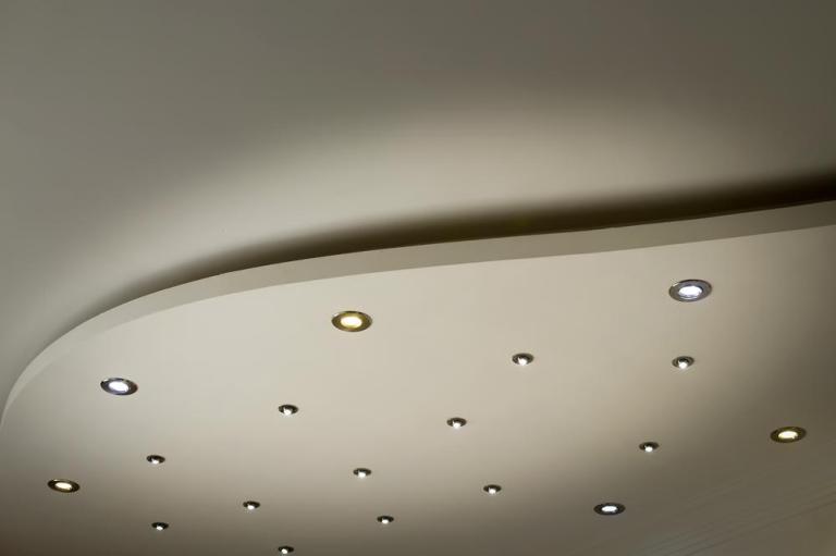 Comment intégrer un éclairage dans un plafond tendu à Autun ?